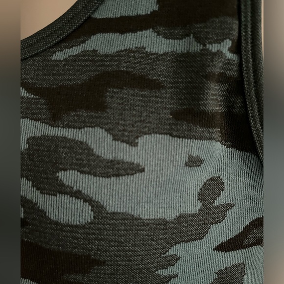 New Balance Medium Impact Secure Fit & Feel Stretch Seamless Sports Bra - Picture 5 of 9